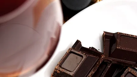 STUDIU. Ce efect au ciocolata și vinul roșu asupra vederii