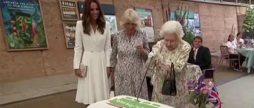 Regina Elisabeta a II-a a tăiat un tort cu sabia. Gestul ei a stârnit hohote de râs în jur (VIDEO)
