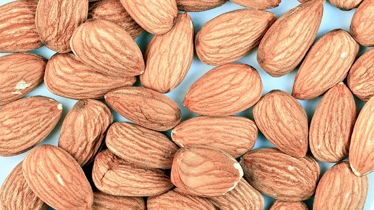 Ce nu știai despre consumul de NUCI și MIGDALE