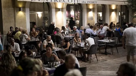 OMS: Un număr mai mare de tineri europeni contractează COVID-19