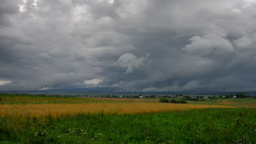 ANM: Avertizare meteo de instabilitate atmosferică și vânt puternic în mare parte din țară. Cum va fi vremea în București