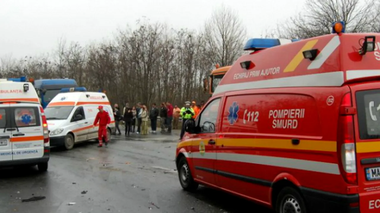 Accident grav pe Valea Oltului. Un bărbat a murit, iar fiica sa a fost rănită, după ce mașina în care se aflau s-a lovit de un camion