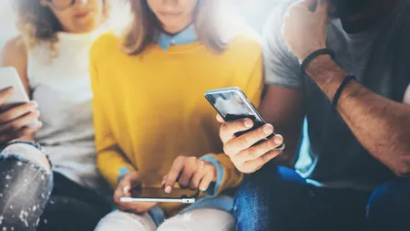 „Efectul cameleon”. De ce nu te poți opri din a-ți verifica telefonul? Oamenii de știință din Italia au descoperit motivul