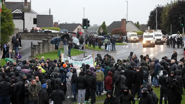 Proteste în Irlanda de Nord, după autorizarea unei parade unioniste pentru prima dată în aproape 30 de ani