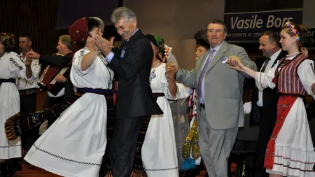 CAMPANIE ELECTORALĂ CU CÂNTEC. Ioan Oltean se pregătește fredonând melodiile contracandidatului său, interpretul de muzică populară Alexandru Pugna. VIDEO