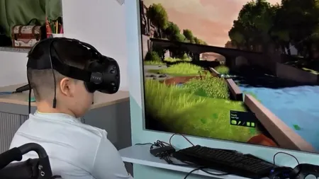 Claudiu este un copil normal, însă la un moment dat viața lui a devenit altfel. Apoi totul s-a schimbat când pe o foaie a desenat un avion. „Practic, i s-a împlinit un vis