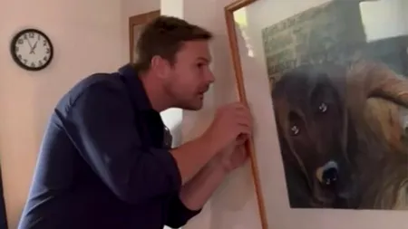 Acest bărbat a observat că tabloul din sufragerie e înclinat. Când l-a dat la o parte și a văzut motivul, a ÎNCREMENIT