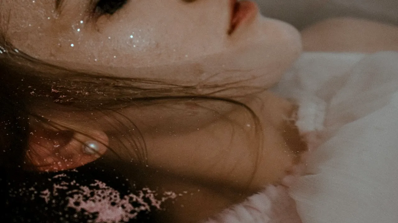 O adolescentă și-a pus capăt zilelor după ce a citit mai multe povești despre sinucidere