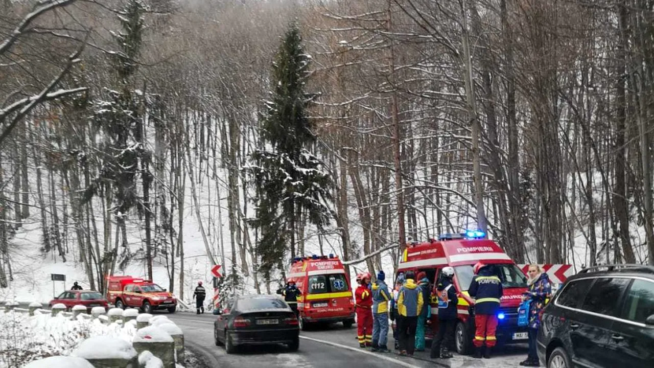 FOTO Șapte copii au fost transportați la spital după ce microbuzul în care erau a fost implicat într-un accident