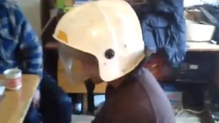 Cum testează câțiva ruși rezistența unei căști: 