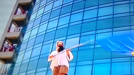 Ce a pățit bărbatul care a protestat pe clădirea CSM