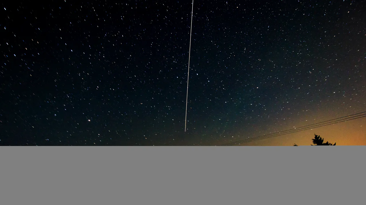 PERSEIDELE, fenomenul astronomic al sezonului, UN MAXIM în noaptea de duminică spre luni. Vizibilitatea OPTIMĂ, în vârf de munte sau de pe o plajă neamenajată