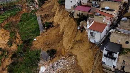 Alunecare de teren masivă în Sicilia: casele se clatină pe marginea unei prăpastii din orașul Niscemi. 1.500 de persoane, evacuate