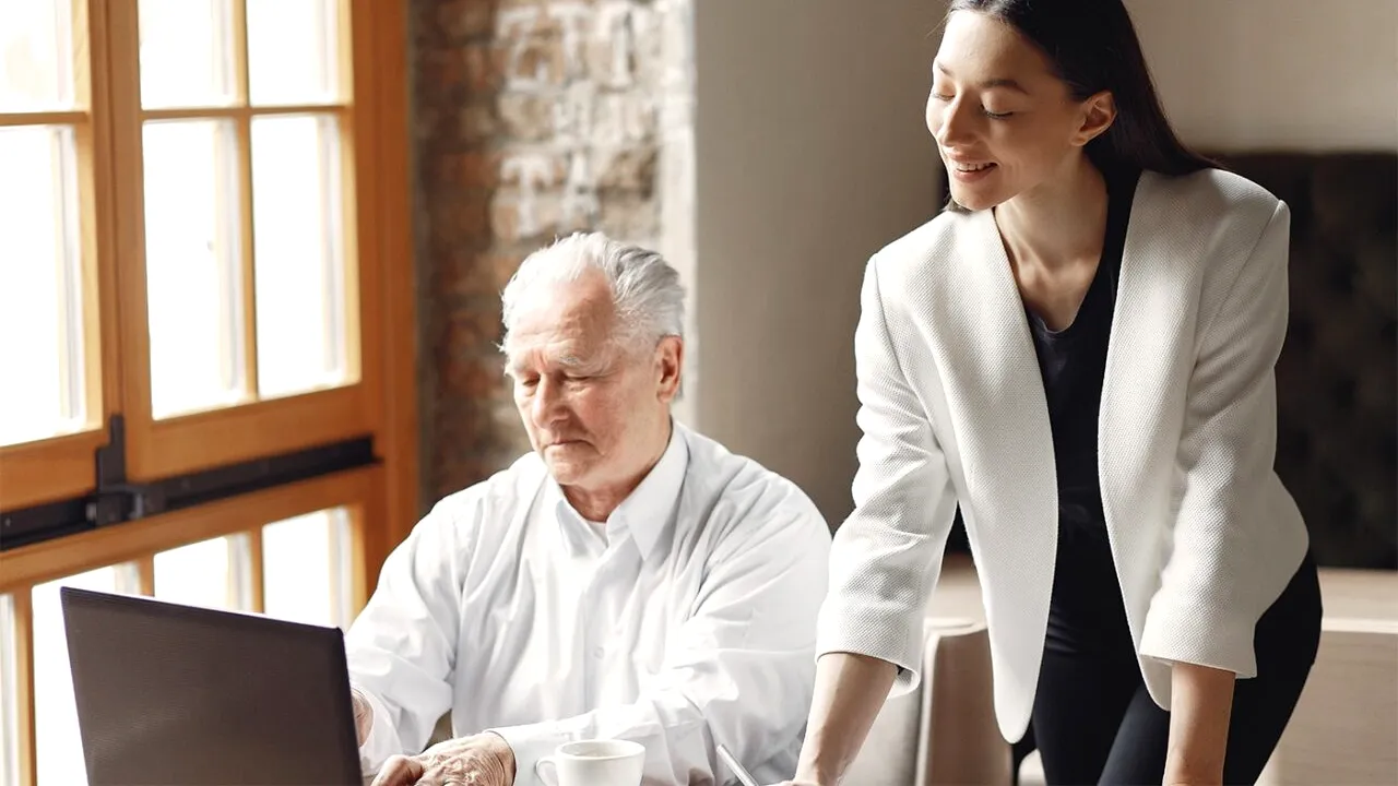 I-am făcut calculul! Câți lei în mână primește salariu o secretară, în 2022, în România. Ce e obligată să facă