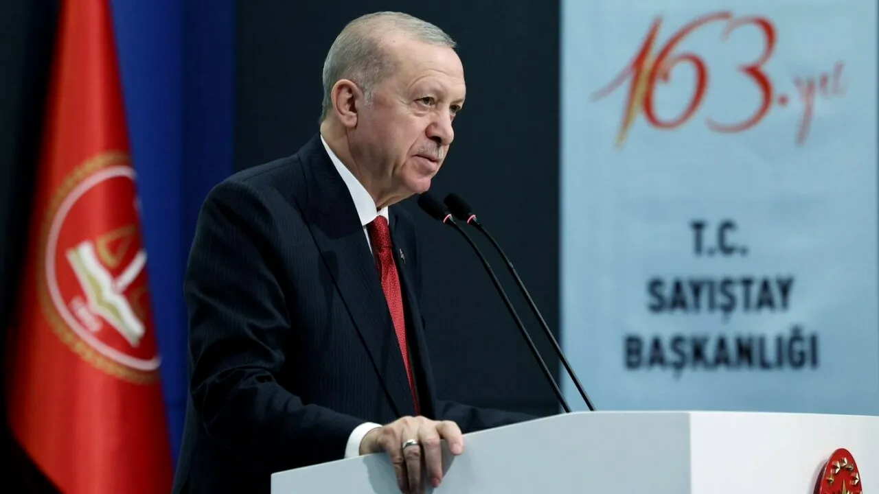 Erdogan numește o echipă care să redacteze o nouă Constituție, stârnind temeri legate de PRELUNGIREA mandatului președintelui