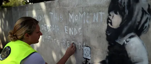 Mobilizare impresionantă de forțe: Cum este protejat un zid din Londra pe care se presupune că artistul Banksy a realizat un desen