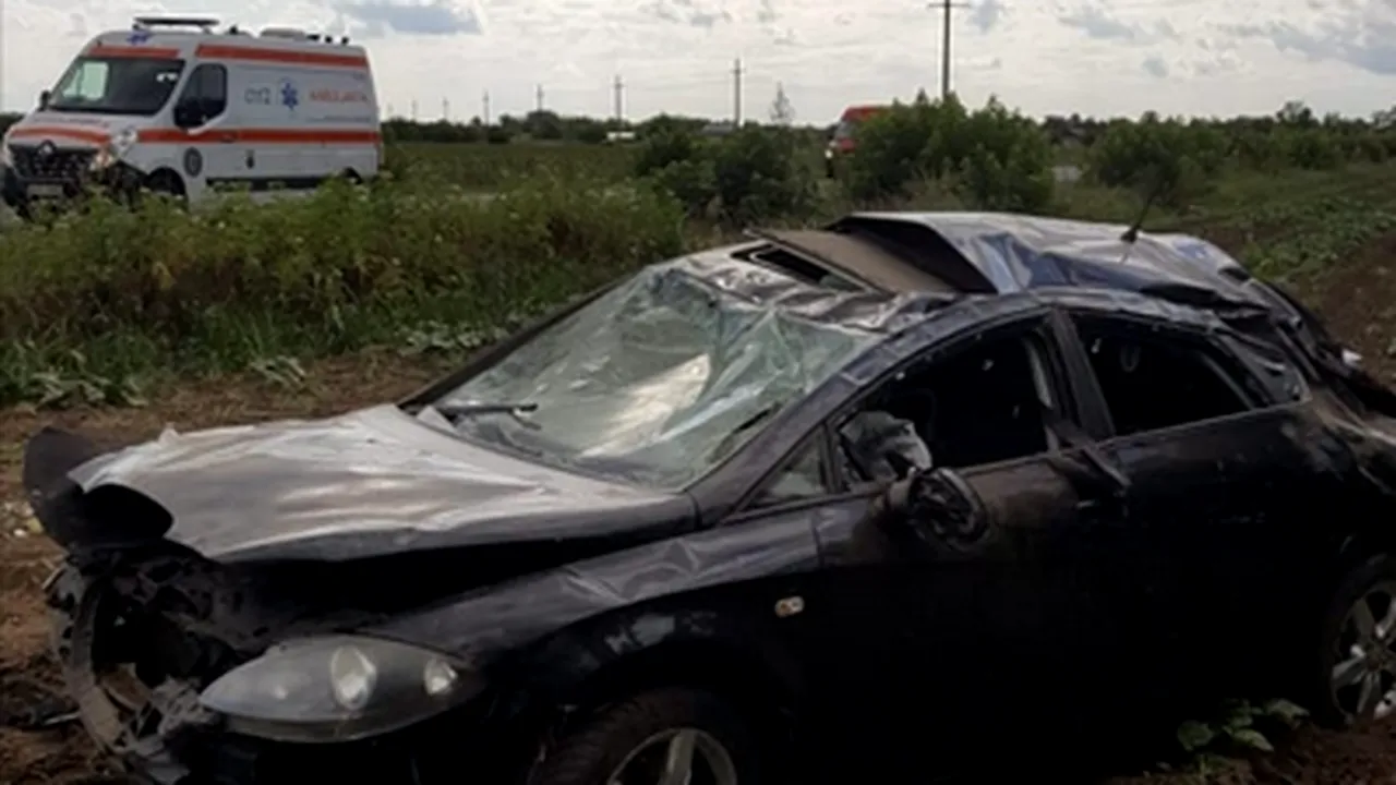 O șoferiță de 27 de ani a băgat în spital trei copii, după ce s-a răsturnat cu mașina în care se aflau. Cel mai mic are doar 5 luni (FOTO)