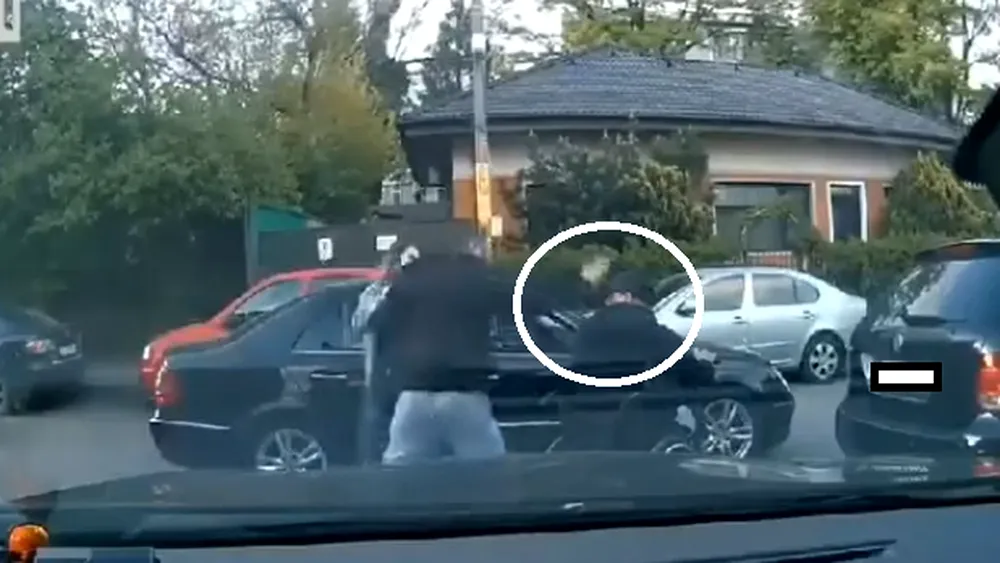 Un șofer a fost filmat când lovește un bărbat aflat într-un cărucior pentru persoane cu dizabilități, pe un drum din Vaslui. Polițiștii fac cercetări