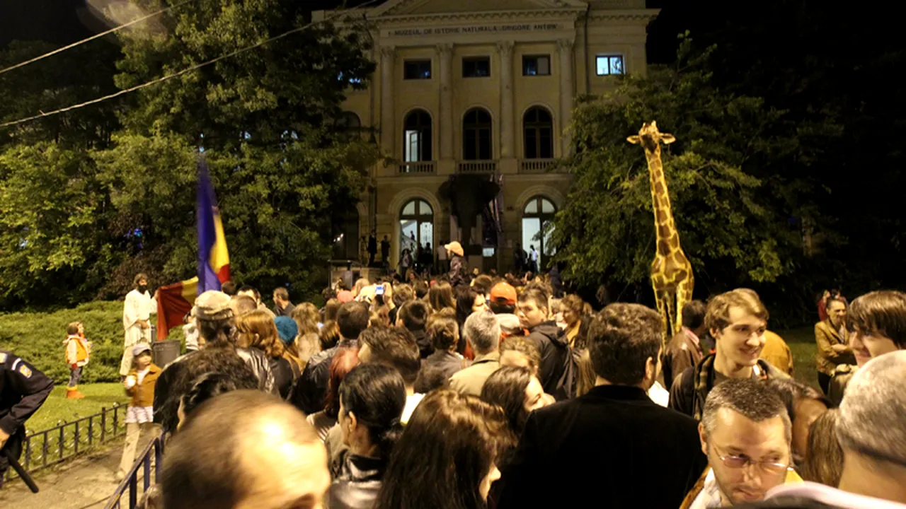 NOAPTEA MUZEELOR - GALERIE FOTO. Zeci de mii de oameni au vizitat expozițiile din Capitală
