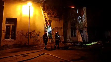 FOTO-VIDEO | Incendiu violent: O sală de sport din centrul orașului Alba Iulia s-a făcut scrum / Pompierii au reușit să salveze Tribunalul