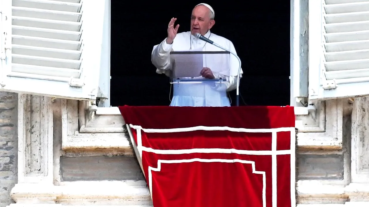 Papa a avut un episod de febră, dar ultimele analize sunt bune. Acesta a fost operat recent