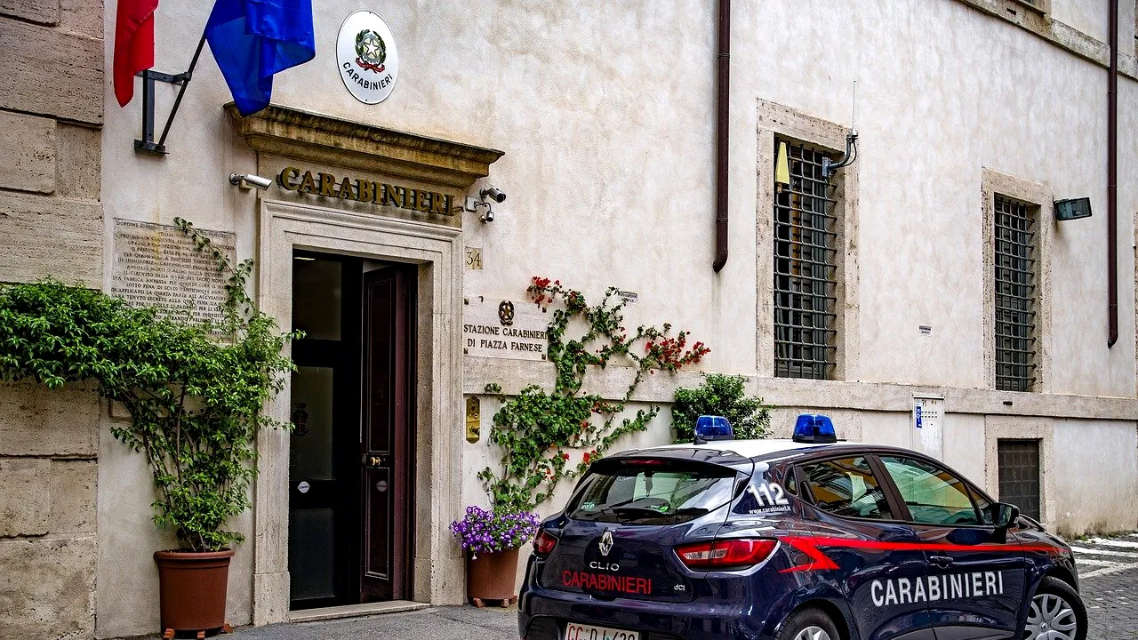 Româncă înjunghiată de propria fiică în Italia! Adolescenta de 14 ani a atacat-o pe femeie după ce și-a închis surorile în baie