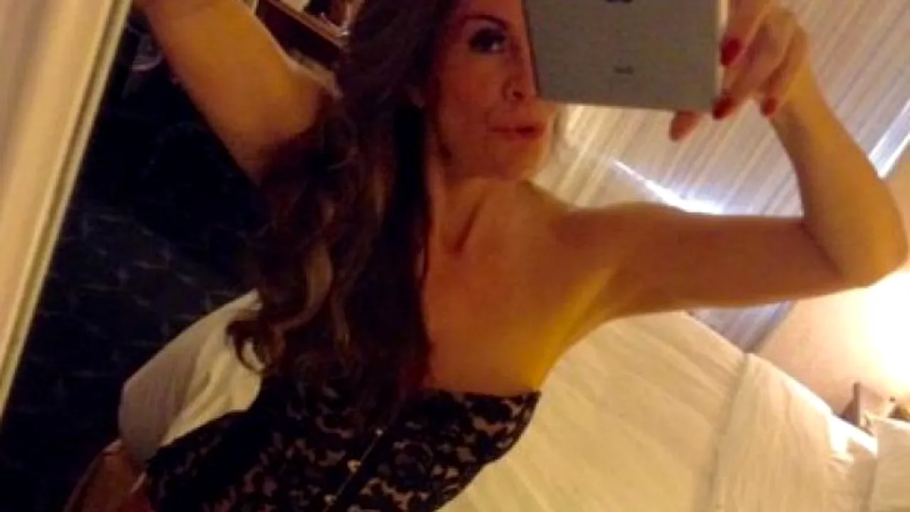 O văduvă face ravagii pe internet: „Bărbații își dau toți banii ca să-mi lingă picioarele