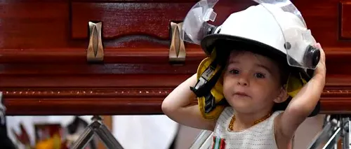 Imagini sfâșietoare. Fetiță fotografiată în timp ce se juca lângă sicriul tatălui său, pompier ucis la datorie, în Australia: „Tatăl tău a murit ca un erou