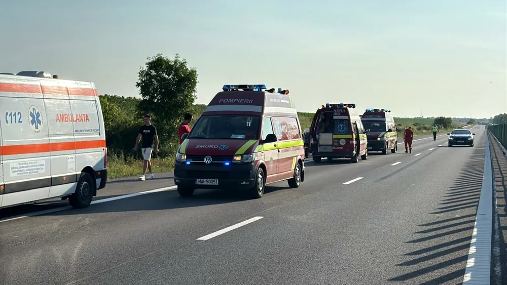 TRAGEDIE pe A2, după ce un autocar cu 22 de copii s-a răsturnat. O persoană a murit, iar un copil e în stare gravă