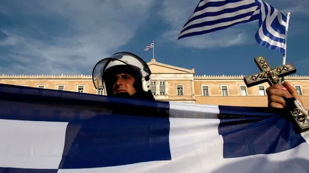 O grecoaică L-A UCIS pe presupusul asasin al fiului ei într-un tribunal la Atena