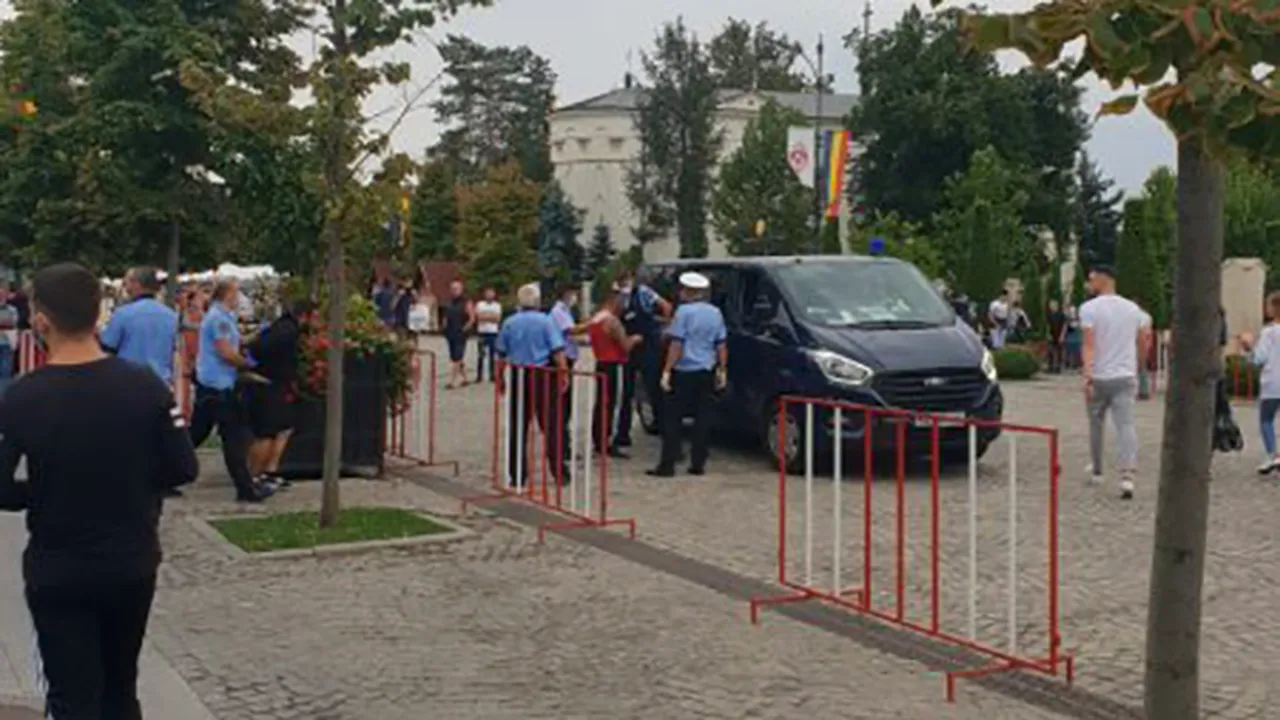VIDEO. Halucinant: Stabor cu scandal în curtea Mitropoliei din centrul Iașului/ Romii voiau să jure pe Biblie că îngroapă un conflict, dar s-a lăsat cu bătaie/ Intervenție în forță a Poliției și jandarmilor