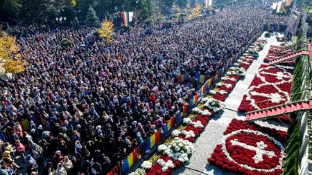 VIDEO. APOGEUL Hramului Sfânta Parascheva la Iași. 30.000 de pelerini au participat la Liturghia în cinstea celei mai iubite sfinte din România. Coada se întinde pe 4 kilometri, încă 18.000 de credincioși așteaptă să se închine