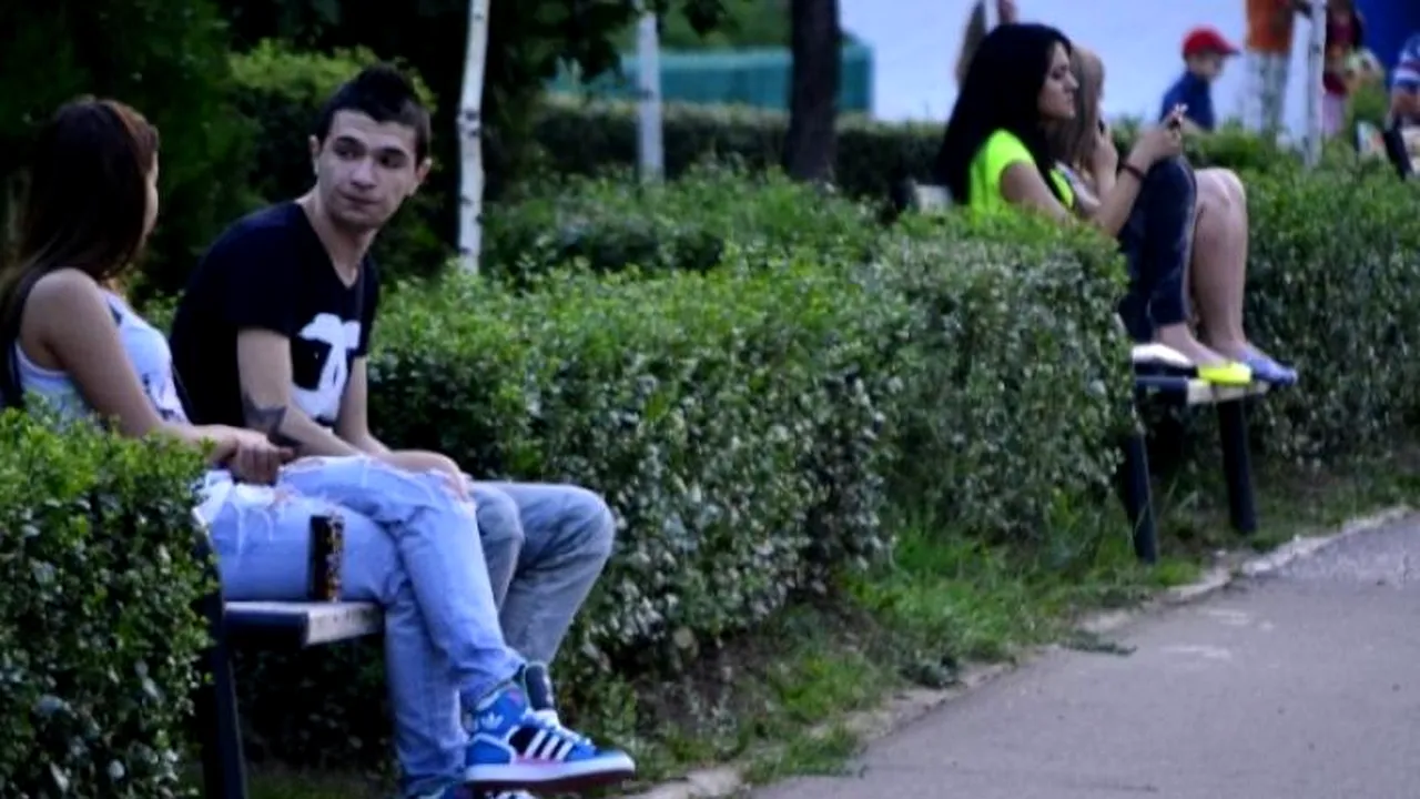 Polițiștii din Galați au prins mai mulți tineri care mâncau semințe și aruncau cojile pe jos. „Aveți două opțiuni