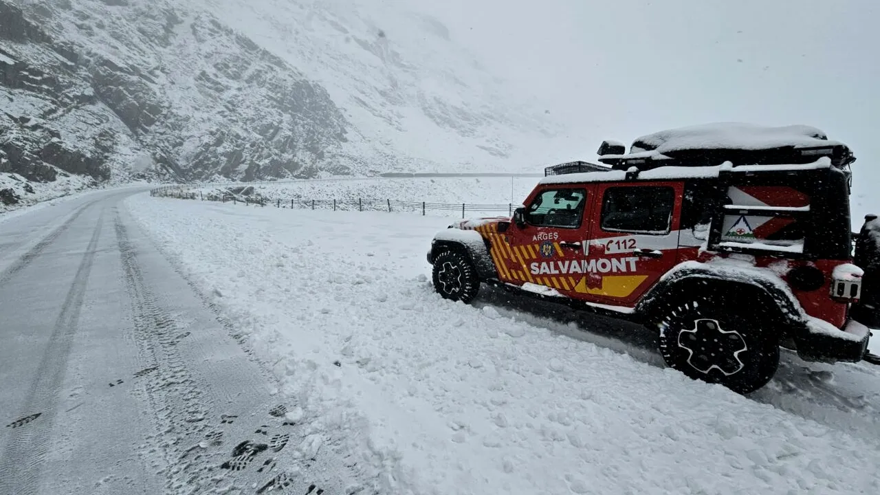 Zăpadă de doi metri în unele zone din România. S-a anunțat risc ridicat de avalanșă