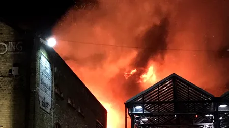 Incendiu puternic într-o zonă turistică din Londra. 70 de pompieri intervin să stingă flăcările