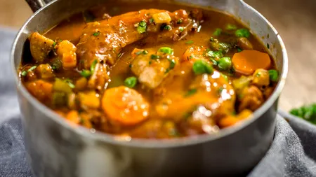 Cum prepari cea mai gustoasă tocană țărănească de pui, cu ceapă și roșii. Rețeta e ideală pentru vară