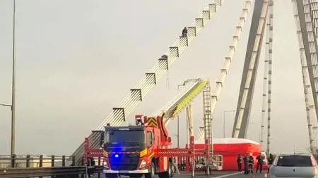 Un bărbat s-a urcat cu un steag al României pe podul de la Agigea în semn de PROTEST. Acesta a strigat: „Turul doi înapoi”