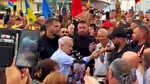 Călin Georgescu, primit cu flori și urale la Târgul de la Izbiceni, Olt. „Țara întreagă va fi din nou a voastră”