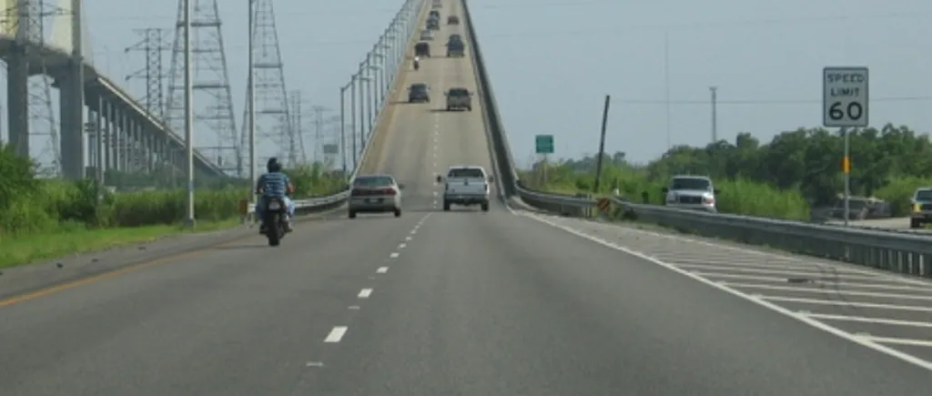 Cum arată unul dintre cele mai „înfricoșătoare poduri din lume. Iată cum continuă șoseaua-rollercoaster