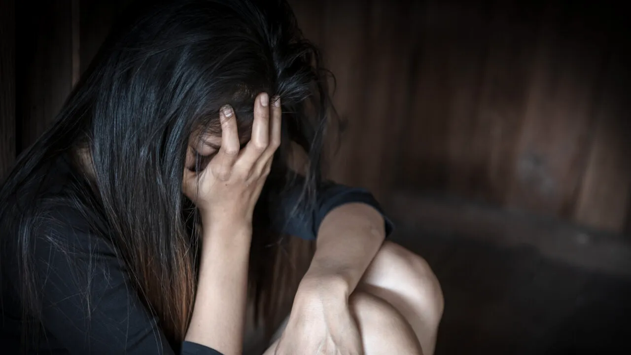 Un elev de liceu a încercat să VIOLEZE o fetiță de doar 9 ani, în toaleta unei şcoli din Galaţi. Cum a scăpat victima de agresorul său