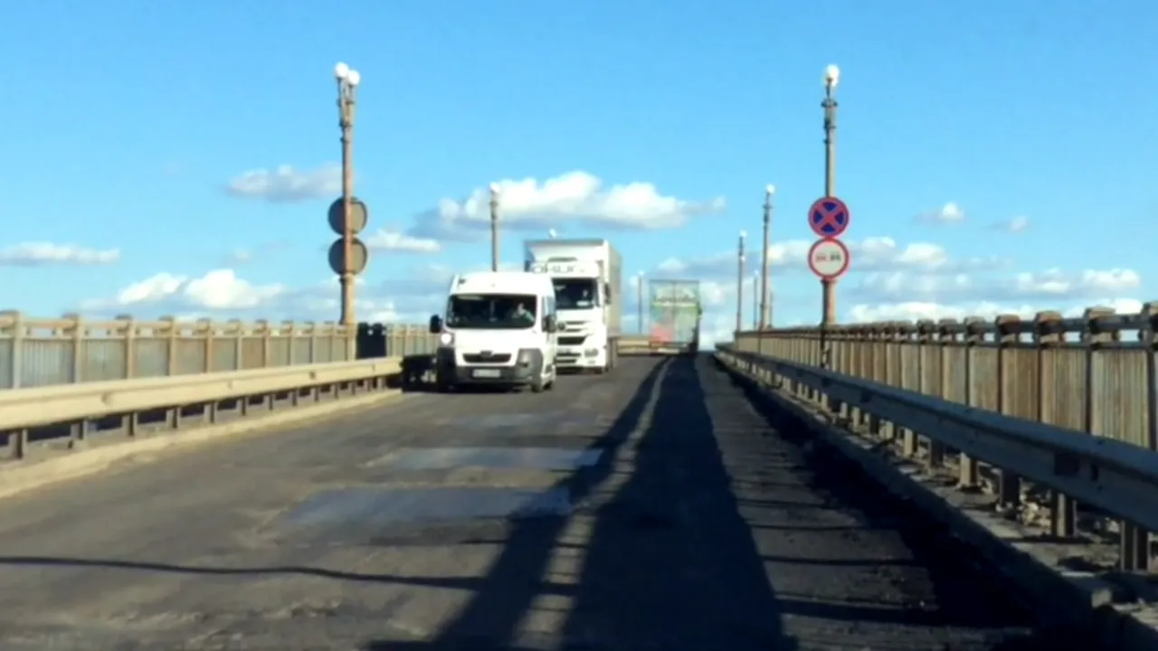 Noi restricții la circulația pe Podul de la Giurgiu. CNADNR recomandă șoferilor să treacă cu bacul în Bulgaria