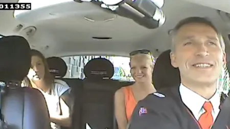 Pasagerii din taxiul condus de premierul norvegian, pentru un spot electoral, erau plătiți
