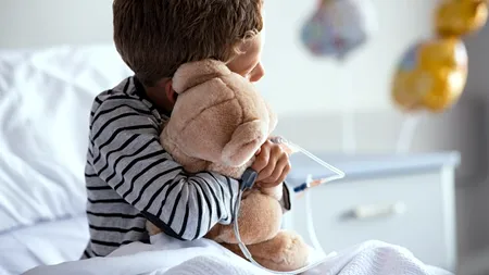 Un copil de 2 ani a ajuns în moarte cerebrală, după o operație la spitalul din Constanța. Medicii îi dau zero șanse, iar părinții acuză erori grave