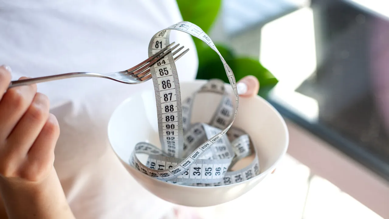 Ce trebuie să faci înainte de 7 seara, dacă vrei să slăbești. Acest truc simplu TOPEȘTE grăsimea în somn