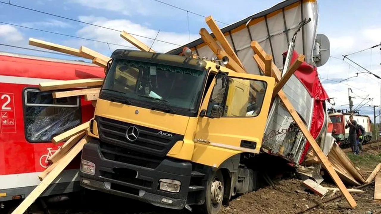 Un tren cu 70 de pasageri, majoritatea copii, a lovit în plin un TIR care transporta lemne 