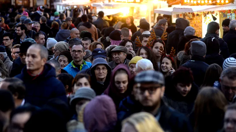 Sute de oameni s-au călcat în picioare pentru vouchere promoționale la deschiderea unei piețe din Craiova 