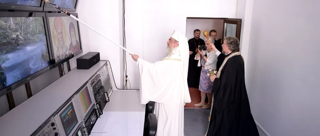 Patriarhul Daniel  pare că a uitat de sfințirea cu un obiect asemănător cu trafaletul: Care trafalet? Nu știu despre ce este vorba