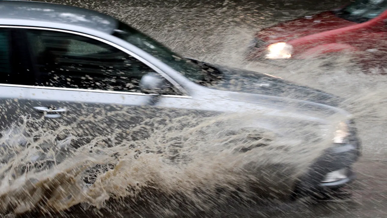 Pasajul Unirii, inundat în urma ploii torențiale, este închis 