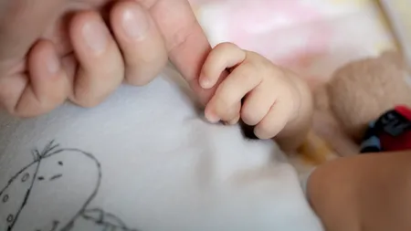 Câți COPII s-au născut în octombrie 2023. România are spor natural negativ