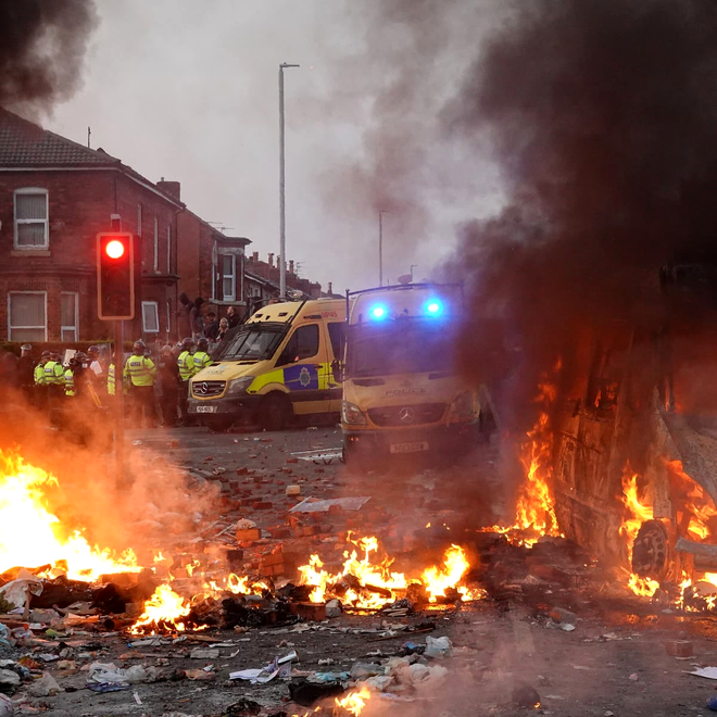 Violenţele continuă în Marea Britanie: Hoteluri pentru migranţi au fost atacate / Sursa foto: X